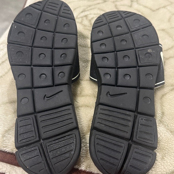 *NEW* Nike Women's Black and Cream Comfort Sandals - Picture 6 of 10